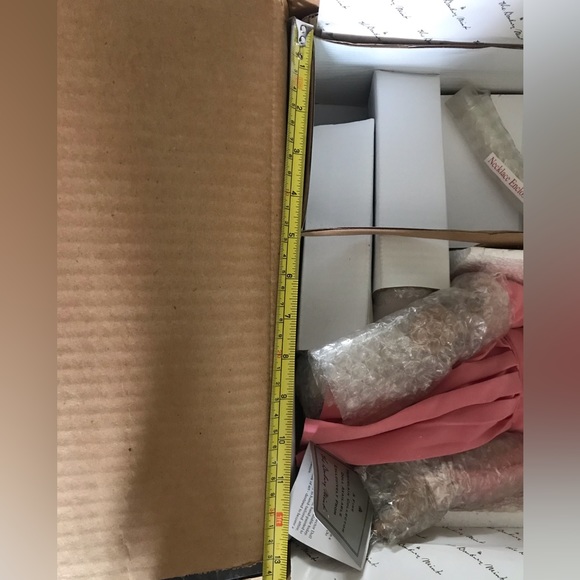 A Fine Porcelain Collector Doll “ Cristina” By The Danbury Mint collection - Picture 7 of 7